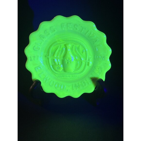 JOE ST. CLAIR URANIUM REACTIVE 1976 GLASS FESTIVAL ELWOOD INDIANA - 5 1/2" PLATE - Picture 1 of 3